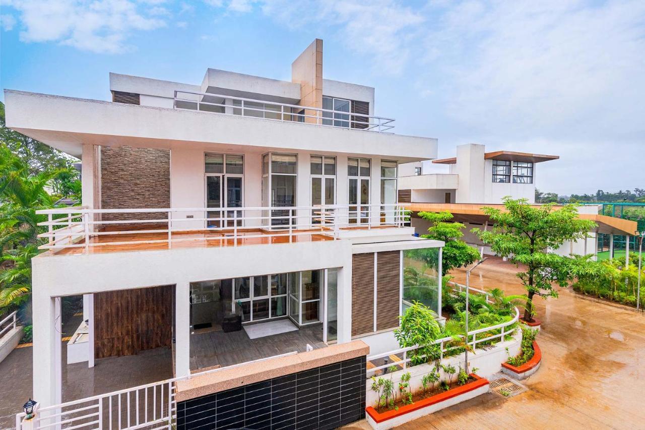 Sierra Skies By Stayvista - A Mountain-View Villa Featuring A Rooftop Swimming Pool, Jacuzzi, Turf, And A Gym For An Elevated Stay Lonavala Bagian luar foto