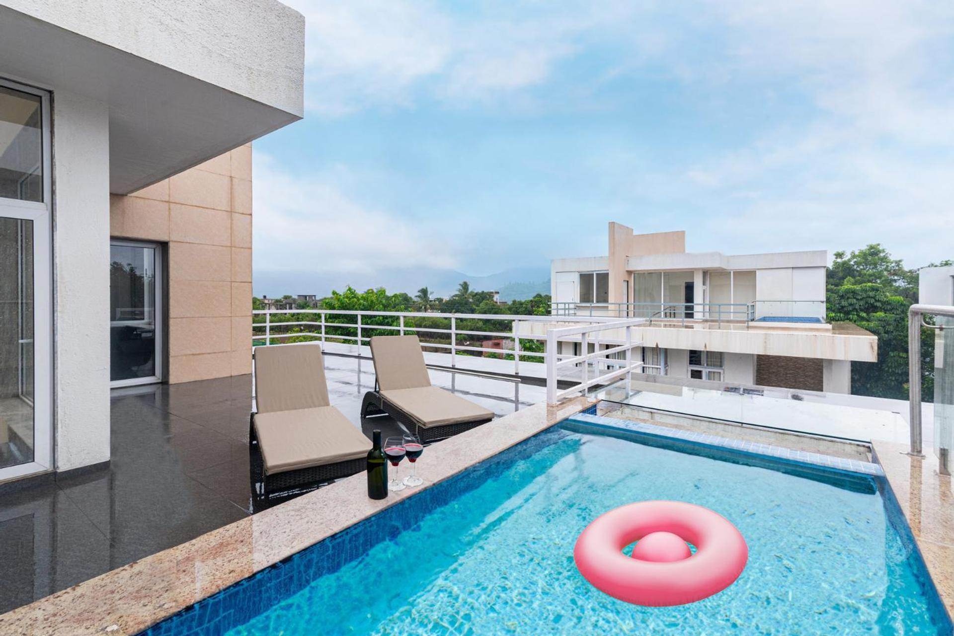 Sierra Skies By Stayvista - A Mountain-View Villa Featuring A Rooftop Swimming Pool, Jacuzzi, Turf, And A Gym For An Elevated Stay Lonavala Bagian luar foto